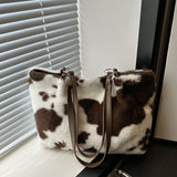 TR-10070063473 Bolso de mano peludo con estampado de vaca