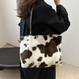 TR-10070063473 Bolso de mano peludo con estampado de vaca
